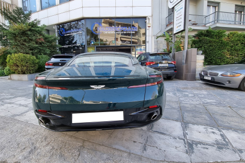 Aston Martin DB 11. Apple Car Play - Android Auto.