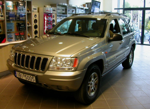 Grand Cherokee Car Cinema Pioneer AVIC X1.