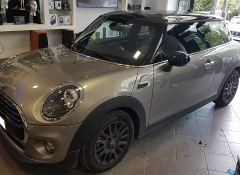 Mini Cooper F-56. Wireless Apple Car Play, Android Auto, Media Player, Back Camera With Line Assist.