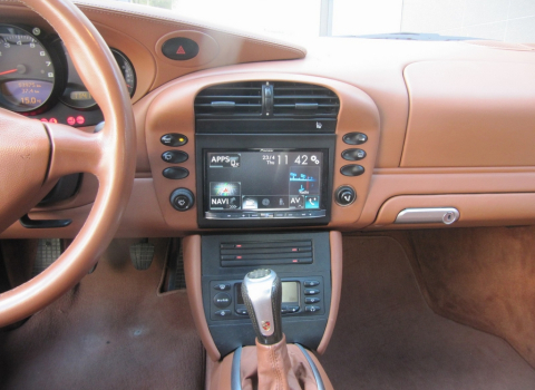 Porsche 911 - Pioneer AVIC-F70DAB.