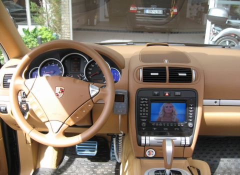 Porsche Cayenne. Video Input-Pioneer GEX-P5700TVP.