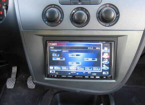 Seat Leon Car Cinema Kenwood DDX 7029.